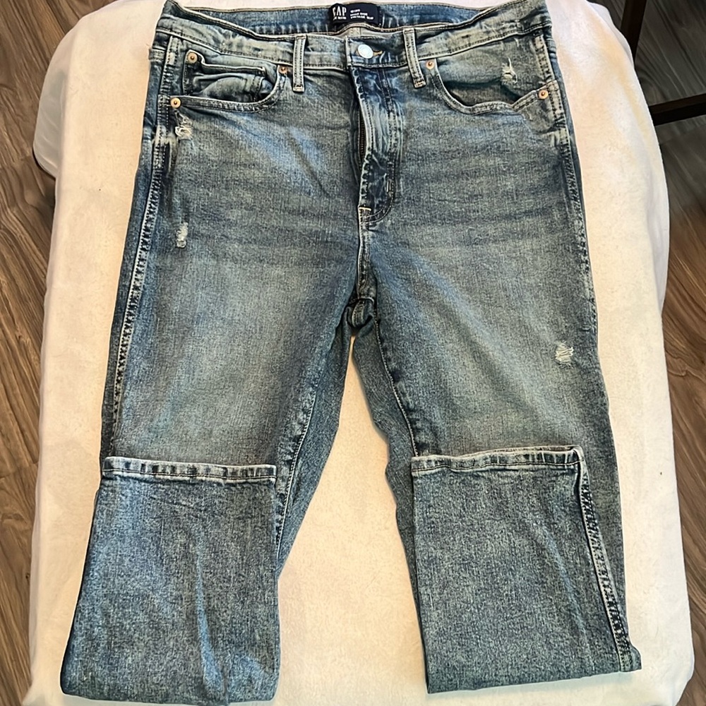 GAP women’s 12/short. High Rise/Vintage Slim lightly distressed jeans.